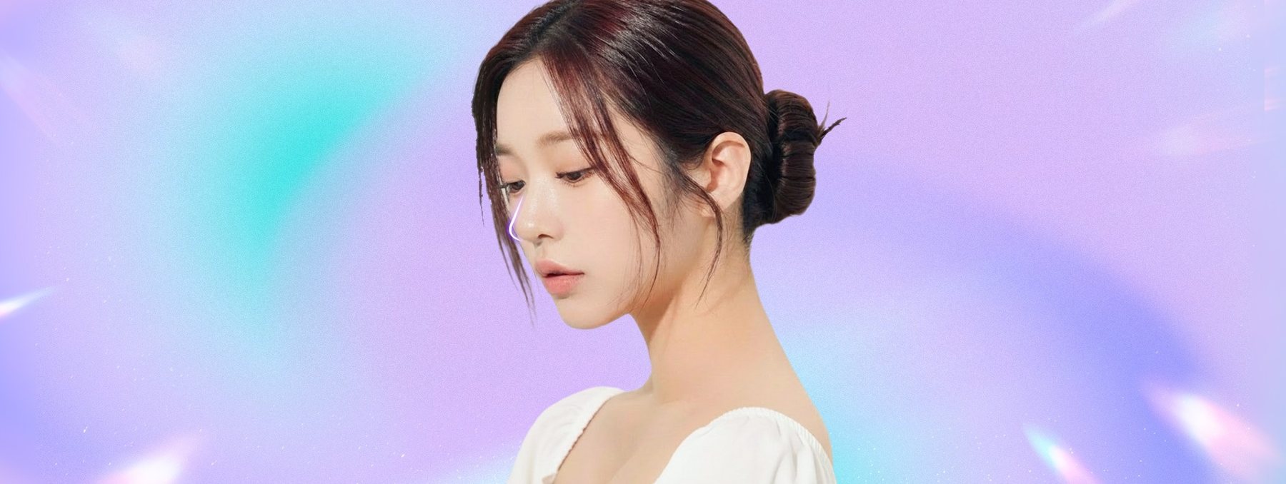 머리를 묶은 모델 옆모습 — 콧대를 따라 빛나는 선(보라·민트 그라데이션 배경)