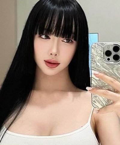 긴 생머리·앞머리 여성 거울 셀카