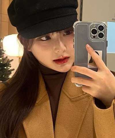 검은 모자·갈색 코트 여성 거울 셀카